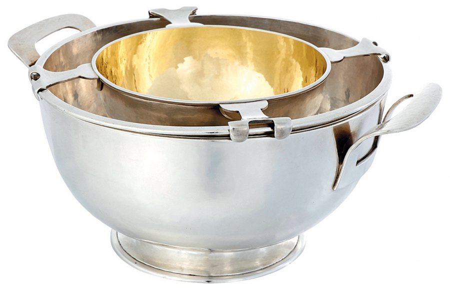 AntiqueDigest's tweet photo. Elegant 10¼" diameter large-handled footed caviar bowl from the Kalo Shop, #402F, 1912-16. Of sterling and parcel-gilt with a pierced ice liner and estimated at $2500/3500, it soared to $10,000 at @ToomeyGallery #antiques #antique #art #artist #silver #Kalo #Chicago #caviar https://t.co/cZfR7xB1FL