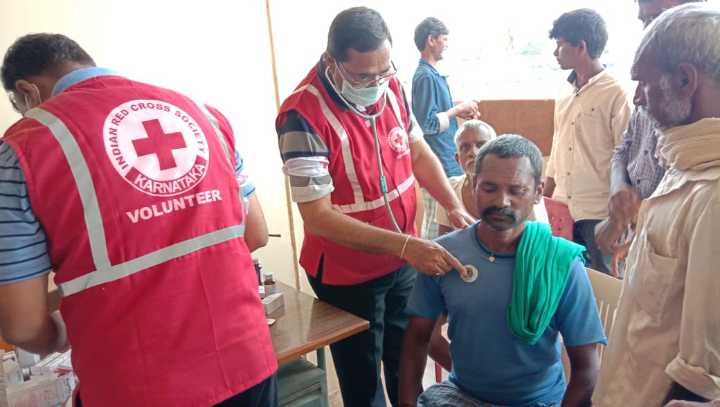 ircskarnataka's tweet photo. #KarnatakaFloods2019
During natural disaster, #healthcare is one of the most essential needs. A group of doctors from Koppal District has organized #Health check up camp in #Haveri district to provide health care service to the flood affected people. #RedCrossInAction https://t.co/t6jDEH9C3b