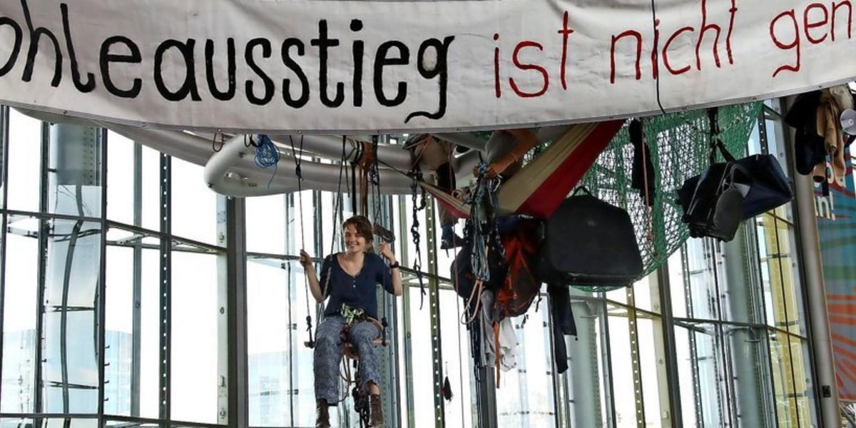 HAZ's tweet photo. Der #VW-Konzern hat sehr entspannt auf die #Gleisblockade in #Wolfsburg und die Besetzung des #Autostadt-Foyers durch die #Klimaaktivisten der Initiative @aktion_autofrei reagiert. Der Pressesprecher der Autostadt, erläutert, warum. [HAZ Plus] 
https://t.co/2c6cTCshnT https://t.co/m0V9nis1wX