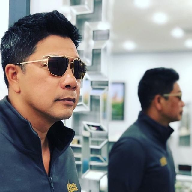 VisionSourceLP's tweet photo. 📷 by @visionsourcemeyerpark: Dr. Lai thinks he looks cool 😎 in these Versace sunglasses. Do you agree? 😆#visionsource #meyerpark #houston #visionsourcemeyerpark #sunglasses #versacesunglasses #versace #cool #visioncare #eyewearfashion #eyewearmodel https://t.co/hrggBwxeH1 https://t.co/rXuYsl9Wzc