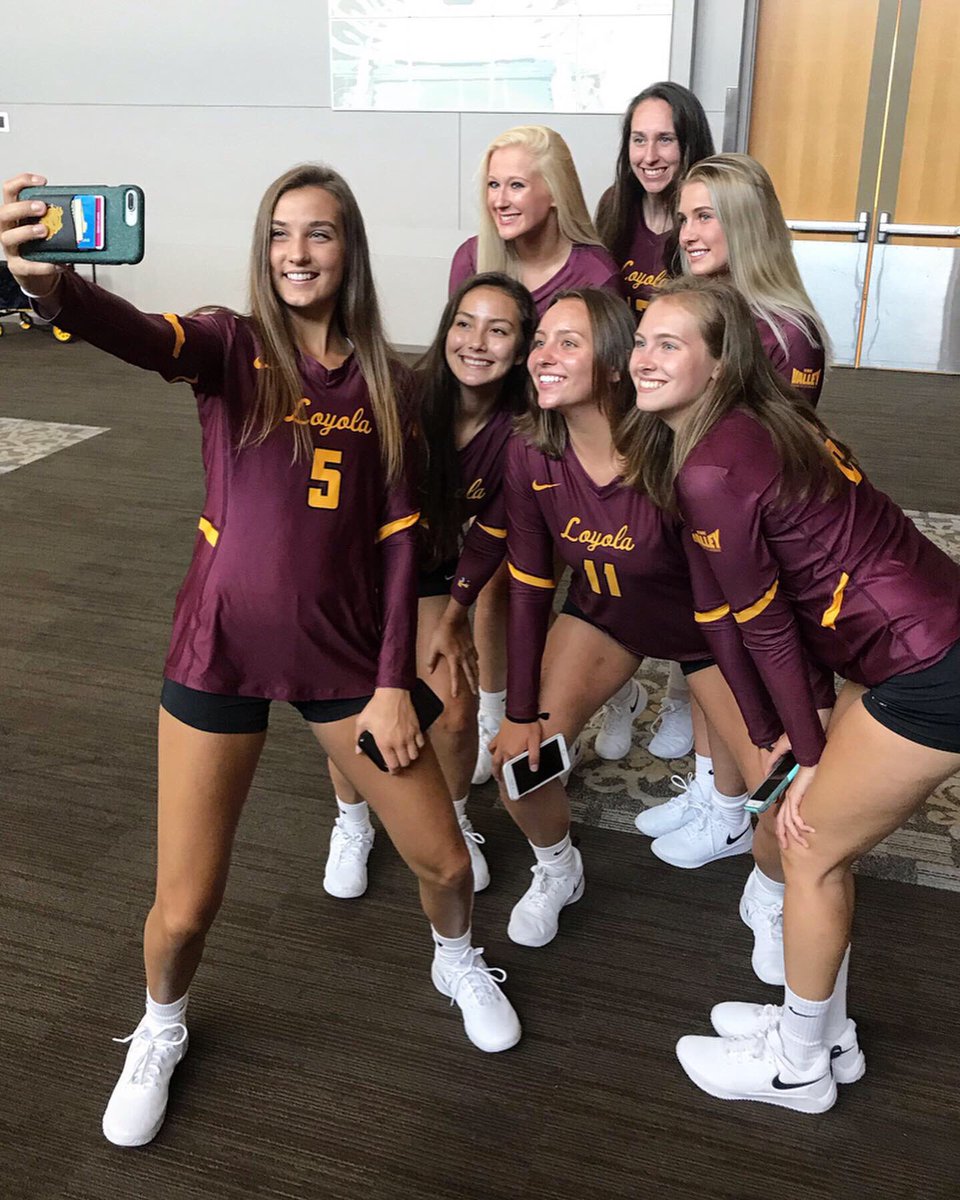 RamblersWVB's tweet photo. Sneak peak! Behind the scenes of picture day! 📸🙌🏼🏐#loyolachicago #onwardLU #goramblers #ncaavolleyball https://t.co/xgLpq2X25f