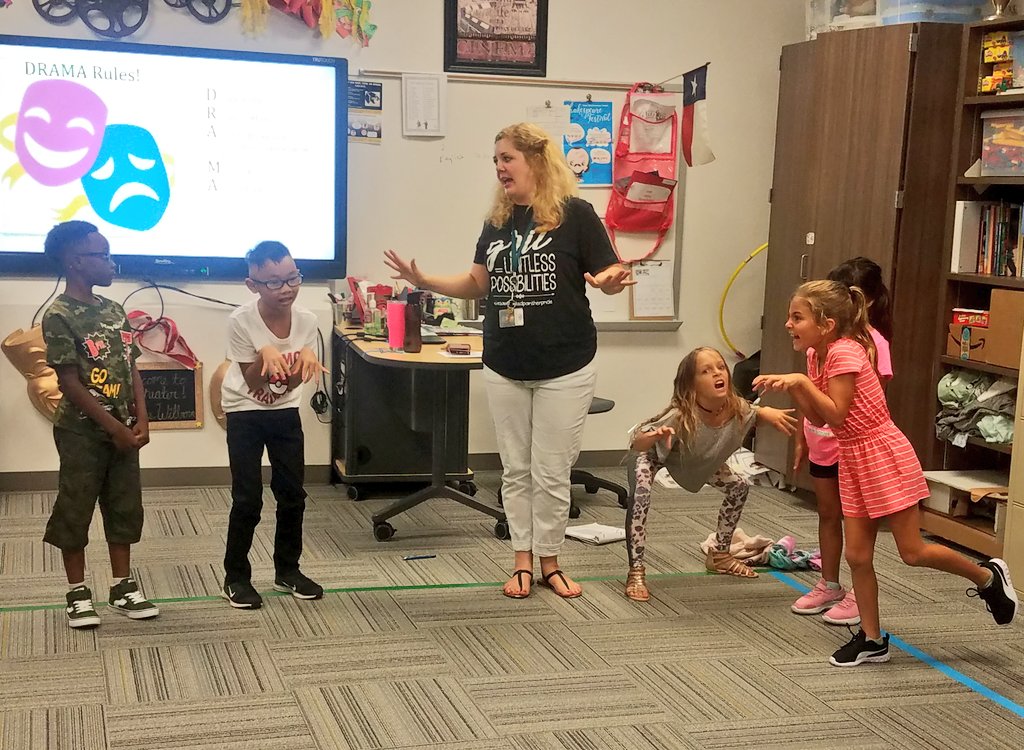 KellerISD's tweet photo. Act, draw, sing, and run... @SunsetValleyES students participating in some Co-Curr fun! #KISDFirstDay https://t.co/WvSJmxnTnP
