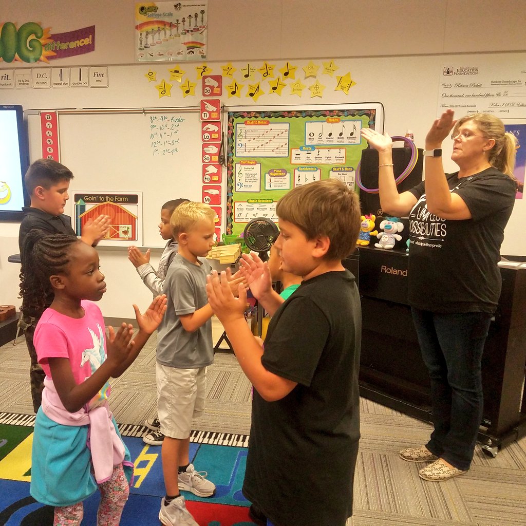 KellerISD's tweet photo. Act, draw, sing, and run... @SunsetValleyES students participating in some Co-Curr fun! #KISDFirstDay https://t.co/WvSJmxnTnP