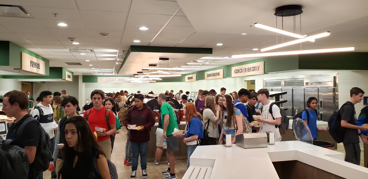 vbsdnutrition's tweet photo. A full food court means fueled students @VBHS! We are proud and excited to show off new options for our students!! #schoolsbackVB https://t.co/VOLjhS5hPb
