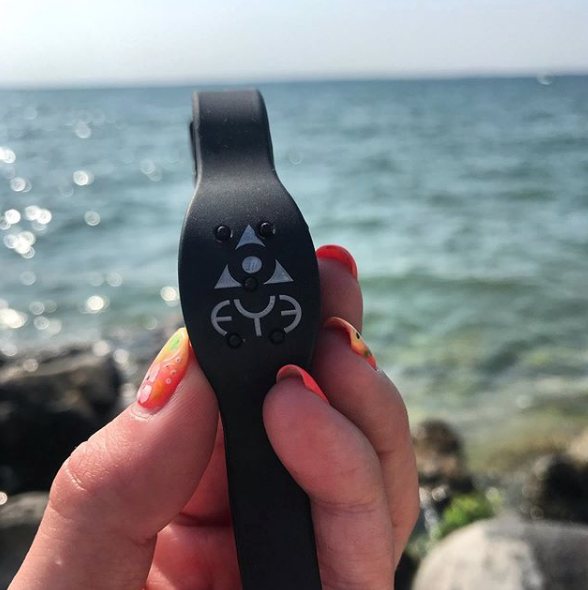 THEYE8's tweet photo. This is the only accessory you need to stay safe from #mosquitobites this summer. Try our repellent band on your next #holiday! . https://t.co/5fzkCsVvsz