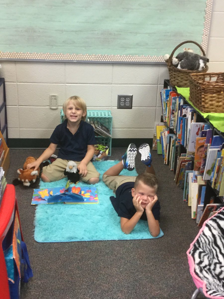kblockerlcss_k's tweet photo. Off to a good start!  Working hard to establish routines and procedures for literacy centers.  #WeareLES @jlee_les @Ckanderson_LCSS https://t.co/E4QIezE789