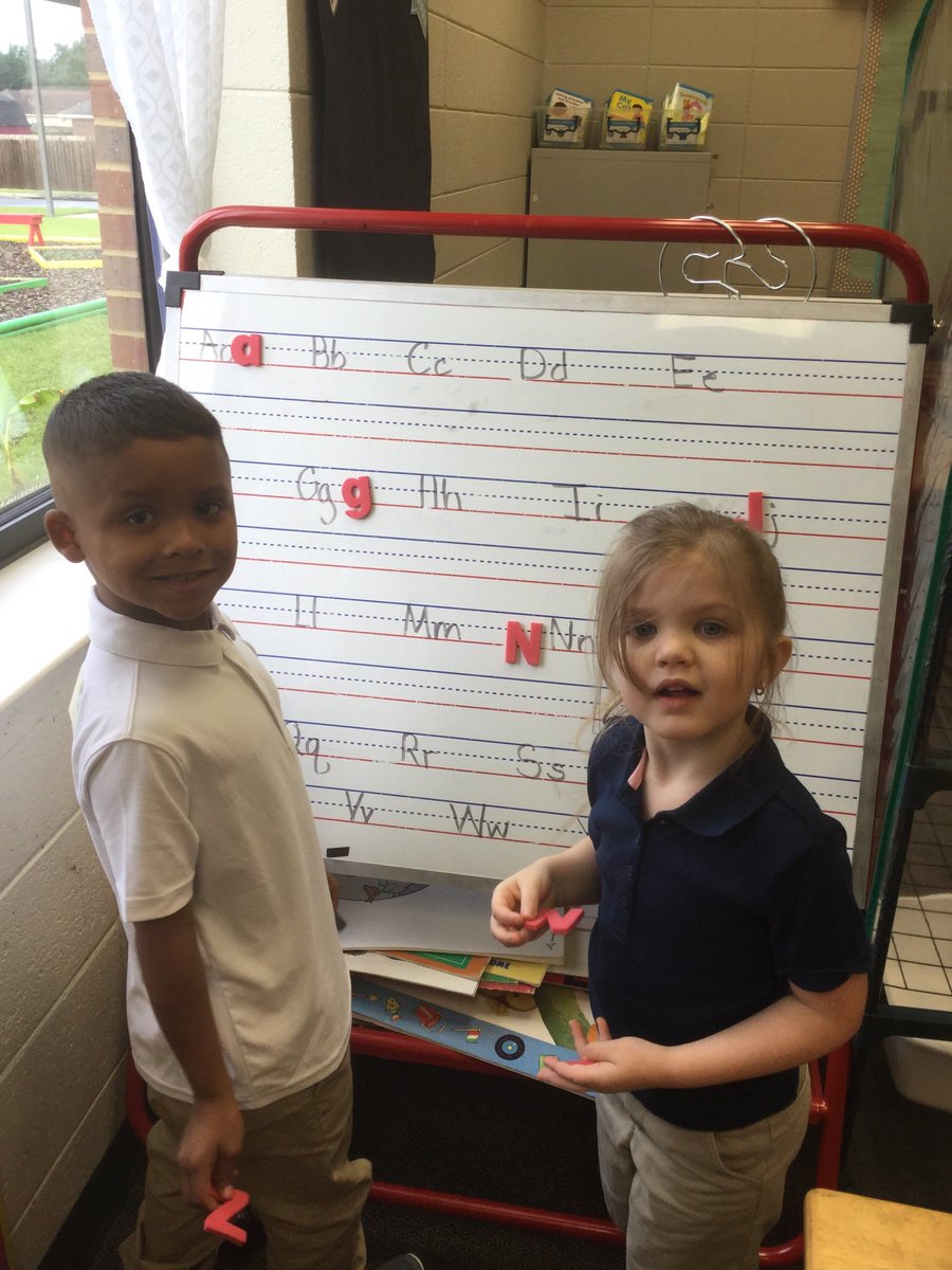 kblockerlcss_k's tweet photo. Off to a good start!  Working hard to establish routines and procedures for literacy centers.  #WeareLES @jlee_les @Ckanderson_LCSS https://t.co/E4QIezE789