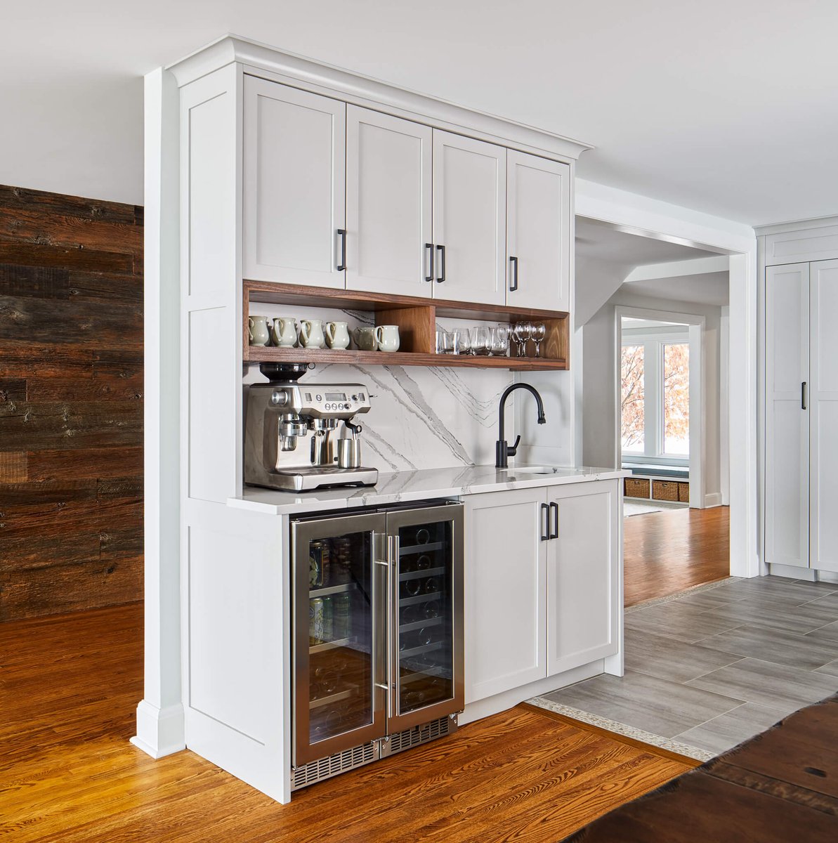 Urban_Quarry's tweet photo. More from @GrassrootsDandB #ChicCottage. Showcasing the coffee nook which used up a narrow wall. The walnut shelves allow for quick access to cups and a small sink for the coffee machine. @CambriaSurfaces #Brittanicca used on the countertops & backsplash. #MyCambria 🖤 https://t.co/3aUEhpD1XW