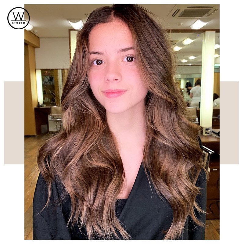 studio_w's tweet photo. Antes e depois com sutileza nas mechas por Victor Freire, do Studio W Alphaville. Para obter esse efeito, Victor usou uma técnica que cria pontos estratégicos de luz, com destaque no contorno e na nuca. Foi tudo realizado de forma bem suave, sem clarear muito, apenas para realçar https://t.co/0W3HAgx2oa