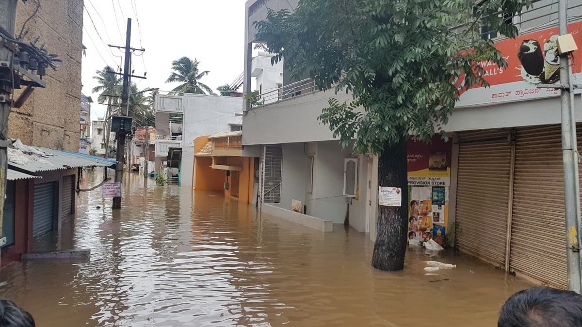 ircskarnataka's tweet photo. #KarnatakaFloods2019 
#RedCross Shimoga District Branch has distributed #ReliefMaterials to the flood-affected families with the help of #SERV volunteers. #RedCrossInAction #BornToServe #ServiceFirst  #HelpTheNeedy https://t.co/TASdxV4b2s