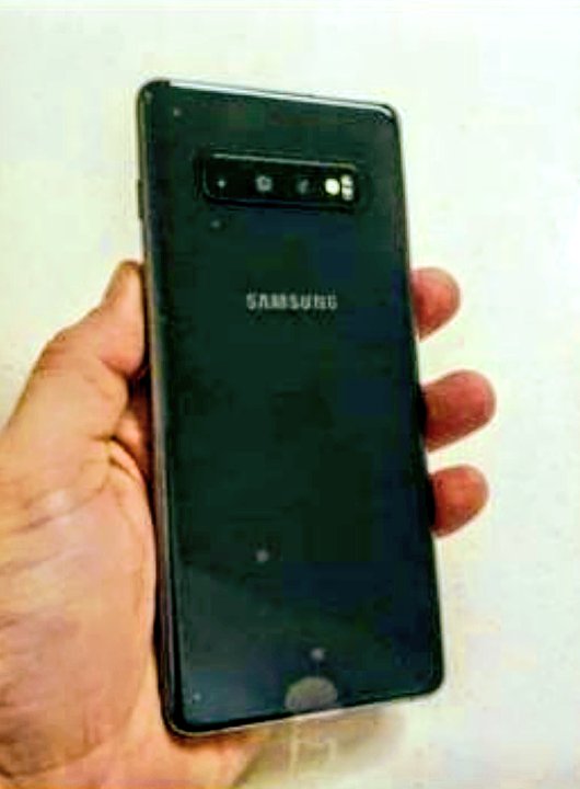 Fernand37890758's tweet photo. Mano o celular S10+ e muito bom e também quem quiser a skin ikonik fala comigo https://t.co/BXfXG0MrA0