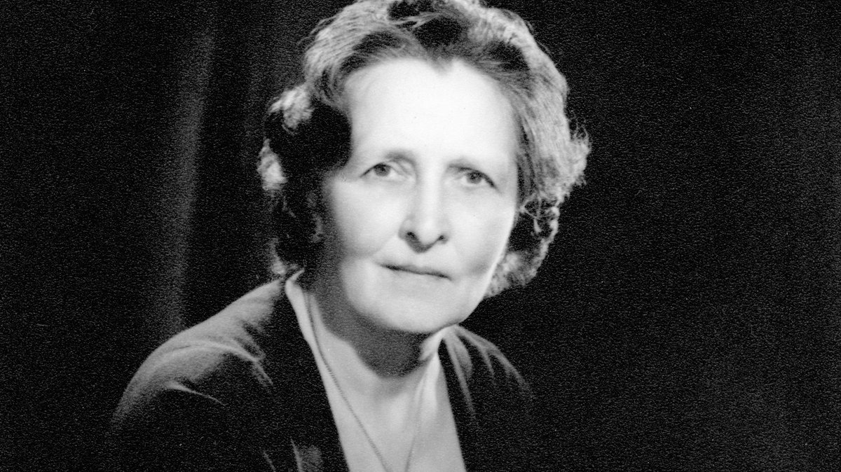 royalsociety's tweet photo. A family friend encouraged Mary Pickford FRS to become a doctor, but advised her against research:
“Don't think of it. Women are no use at that kind of thing”
Thankfully, she did not listen and went on to become the first women to be elected to the @BritPharmSoc #WomenInSTEM https://t.co/38WidlNbDs
