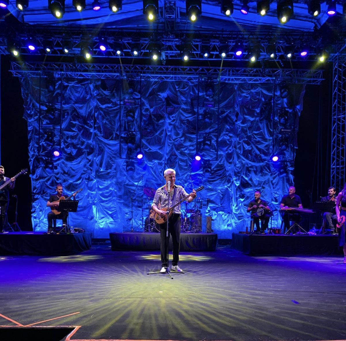 Levent Yüksel Ayvalık Amfi Tiyatro sahnesinde.. <a href="/KerkiOnline/">Kerki|Solfej</a> <a href="/leventuyuksel/">Levent Yüksel</a> #leventyüksel #konser #KerkiSolfej