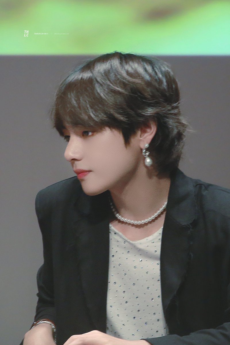 nnutaella's tweet photo. 190811 jungkook and 180607 taehyung are boyfriends https://t.co/EGh00pzMRc