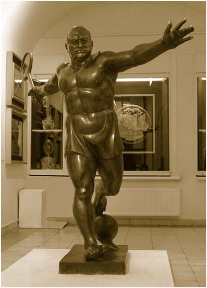 watermelonONK's tweet image. Кто помнит, что за известный спортсмен запечатлен в шедевре Церетели?