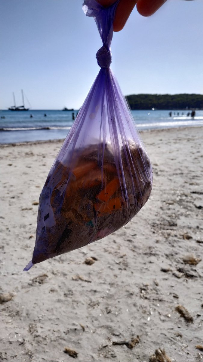 NikiConLaBarba's tweet photo. Ed a fine giornata ecco il bottino di mozziconi recuperati.
Grazie, 💩.

Da #portopino, #Sardegna è tutto. 💪🏻

#stopfumo nelle spiagge, vero
@santannaarresi? https://t.co/c9b2R5FEb2