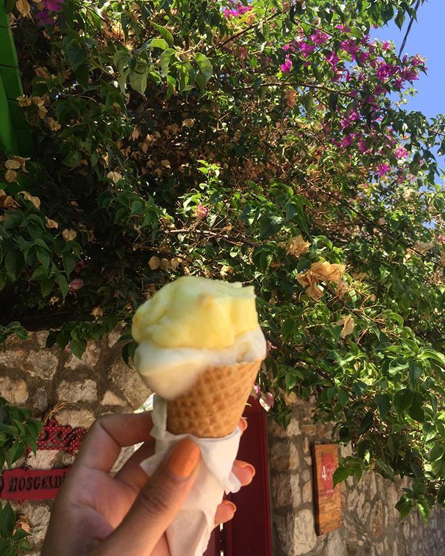 Yaz mevsimine en çok yakışan tatlardan biri de 🍋 lu dondurma.Havalar çok sıcak giderken özlenen kare ile erken #tbt 😋 #like#likeit#happy#happyday #happydays #happysunday #icecream #best#bestofday #bestofdays #insta#instalike #instalikes#instagram ift.tt/302ZZ2a