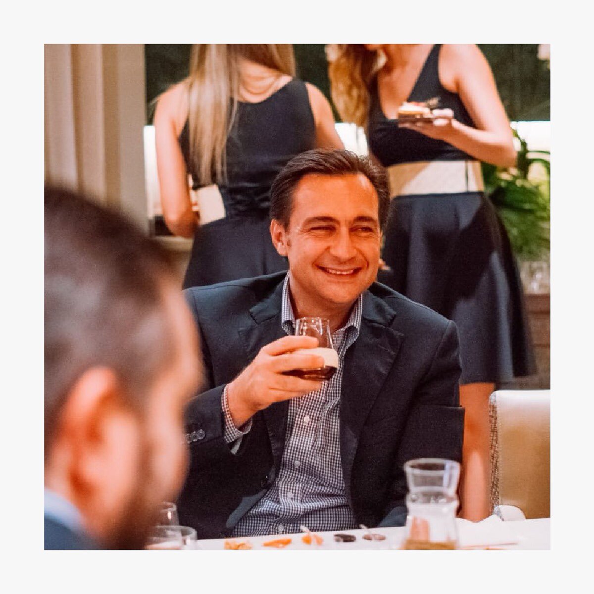 UP_RRPP's tweet photo. El jueves pasado estuvimos en el lanzamiento de la Reserva 2019 de @RonZacapaSA y junto a @lorenamasterblender experimentamos una mesa sensorial de Reserva limitada. 🥃👏🏻
#Eventos #RonZacapa #Reserva2019 #RRPP #RelacionesPúblicas #GuatemalaCity #InstaGuate https://t.co/x1vQOn5188