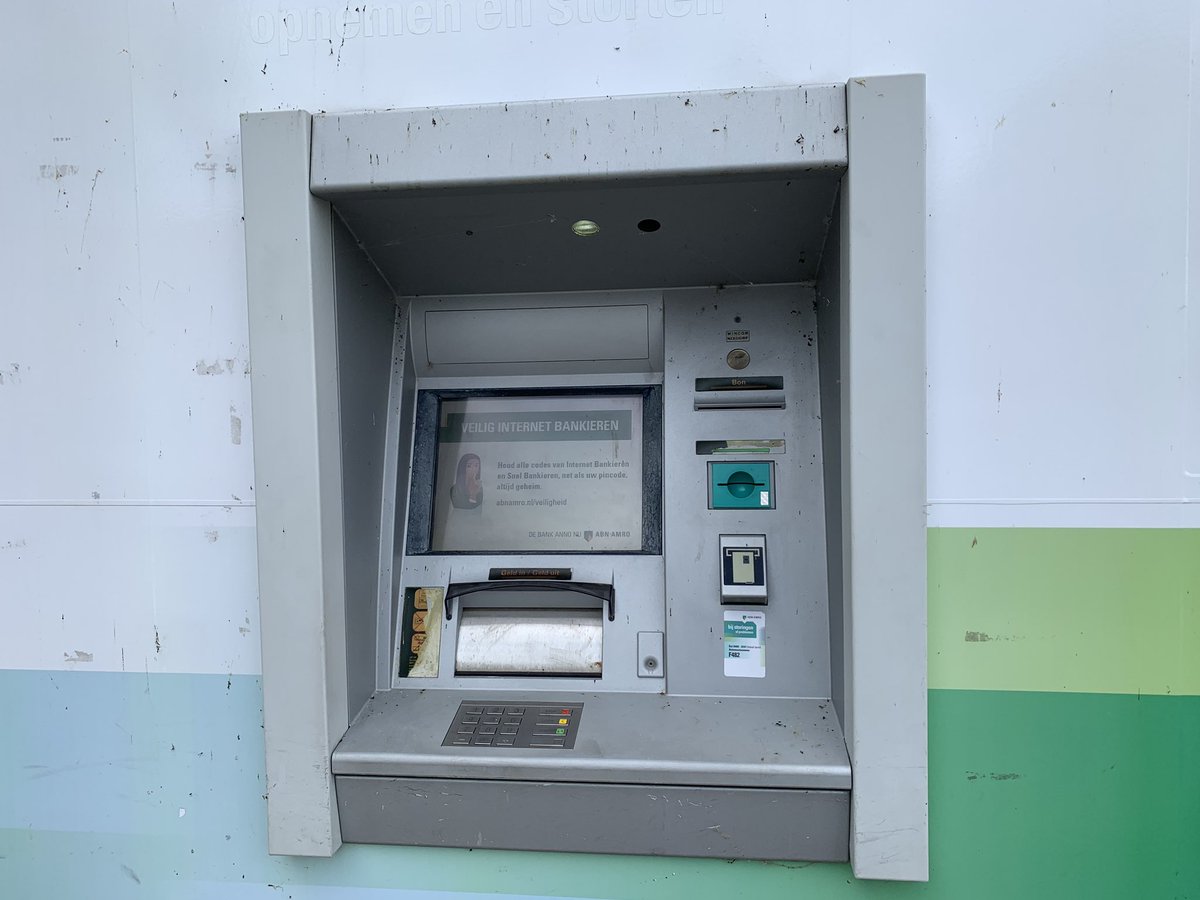 Geld stinkt of toch de #pinautomaat? Net geld gepind Dorpsstraat #Leimuiden Kan de pinautomaat een keer een poetsbeurt krijgen <a href="/ABNAMRO/">ABN AMRO</a>? #vies #schermplakt #iew #watishiergebeurd #bacterietopper