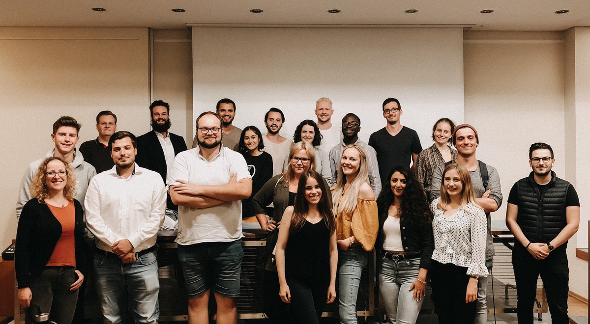 JusosHHMitte's tweet photo. Wir haben gewählt: Stefan ist als unser neuer/alter Vorsitzender wiedergewählt! Jana, Jule und Max unterstützen als Stellvertreter*innen. Beisitzer*innen sind: Ahmed, Daniel, Jannik, Anna-Luisa, Lara, Piet, Ceren und Marion. Jannik ist Kreisgeschäftsführer! https://t.co/vS5QFFLcMF