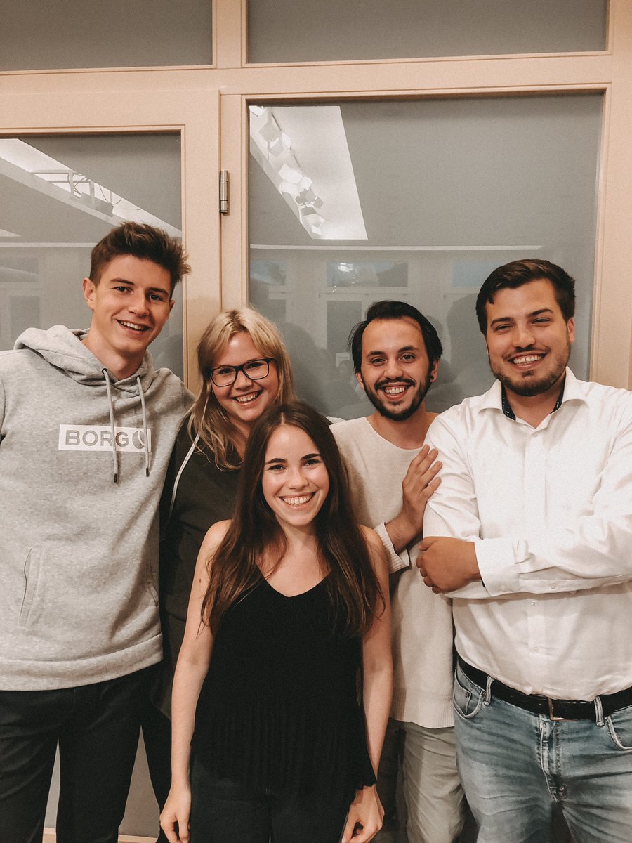 Wir haben gewählt: Stefan ist als unser neuer/alter Vorsitzender wiedergewählt! Jana, Jule und Max unterstützen als Stellvertreter*innen. Beisitzer*innen sind: Ahmed, Daniel, Jannik, Anna-Luisa, Lara, Piet, Ceren und Marion. Jannik ist Kreisgeschäftsführer!