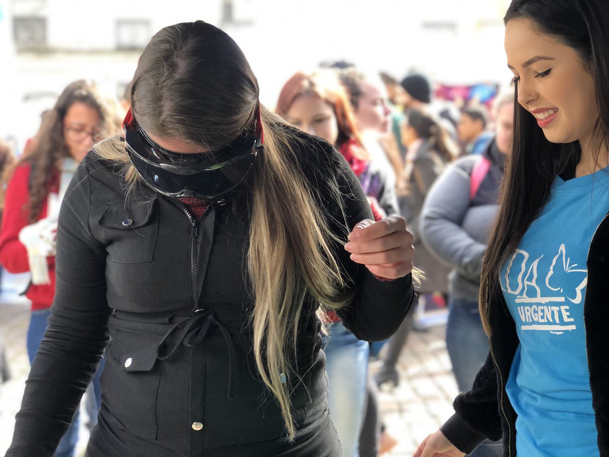 vidaurgente's tweet photo. A alcoolemia está presente na maioria dos acidentes fatais ou com lesões graves. Com o #drunkbusters, os jovens testam seus reflexos, percepção de distância e outros sentidos afetados pelo álcool e aprendem que bebida e direção não combinam. #vidaurgente #semadadajuventude https://t.co/u1o4gkUKK2