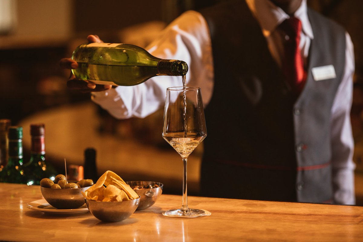 kempinskiACC's tweet photo. We display impeccable taste and timeless elegance in our services.
#Kempinski #KempinskiAccra #DiscoveryLoyalty #Luxury #KempinskiDISCOVERY #cocktails #drinks #Essentials #GoodVibes #beautifulPerformances #TimeWithFriends #accra #EuropeanLuxury #TakeMeThere #Indulgence #DownTown https://t.co/uGNMq2hYA5