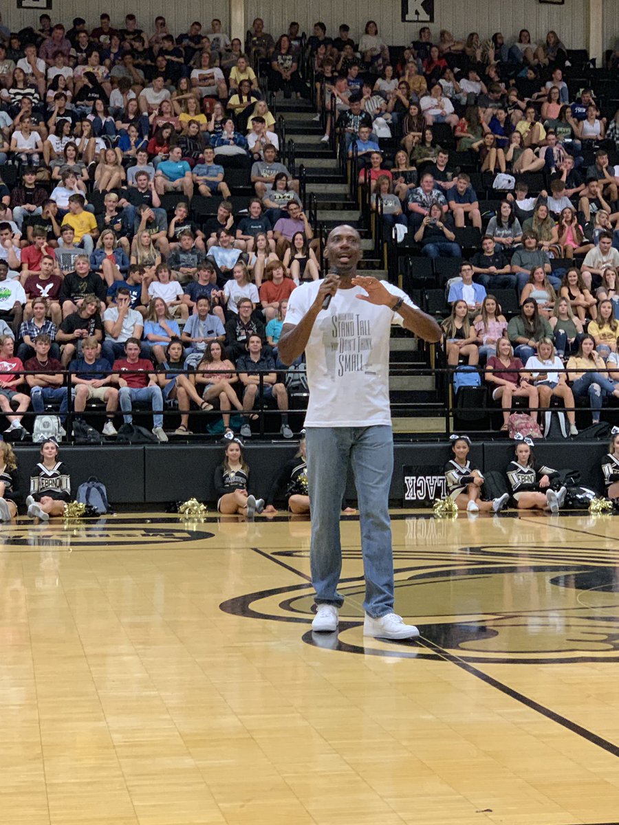 KevinGLowery's tweet photo. Jacket Nation welcomes @StandTallSteve to the best assembly of the school year! @LebanoStuCo @LebanonR3 #LR3firstday https://t.co/kwW4yt4pF9