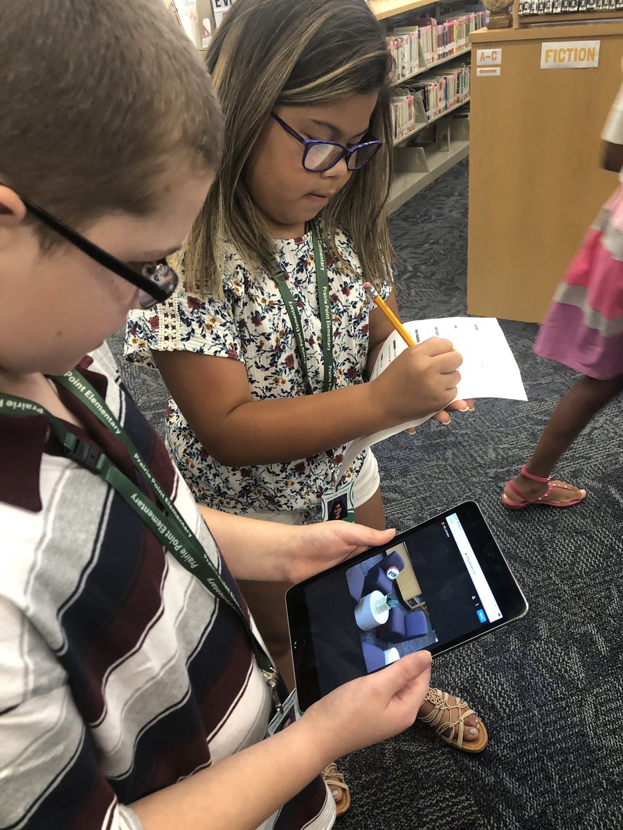 stephanieamaya3's tweet photo. Ms. Easley @PrairiePtElem has students engaged in a QR code scavenger hunt.  #librarymediaawesomeness https://t.co/H2dBrCsqCu