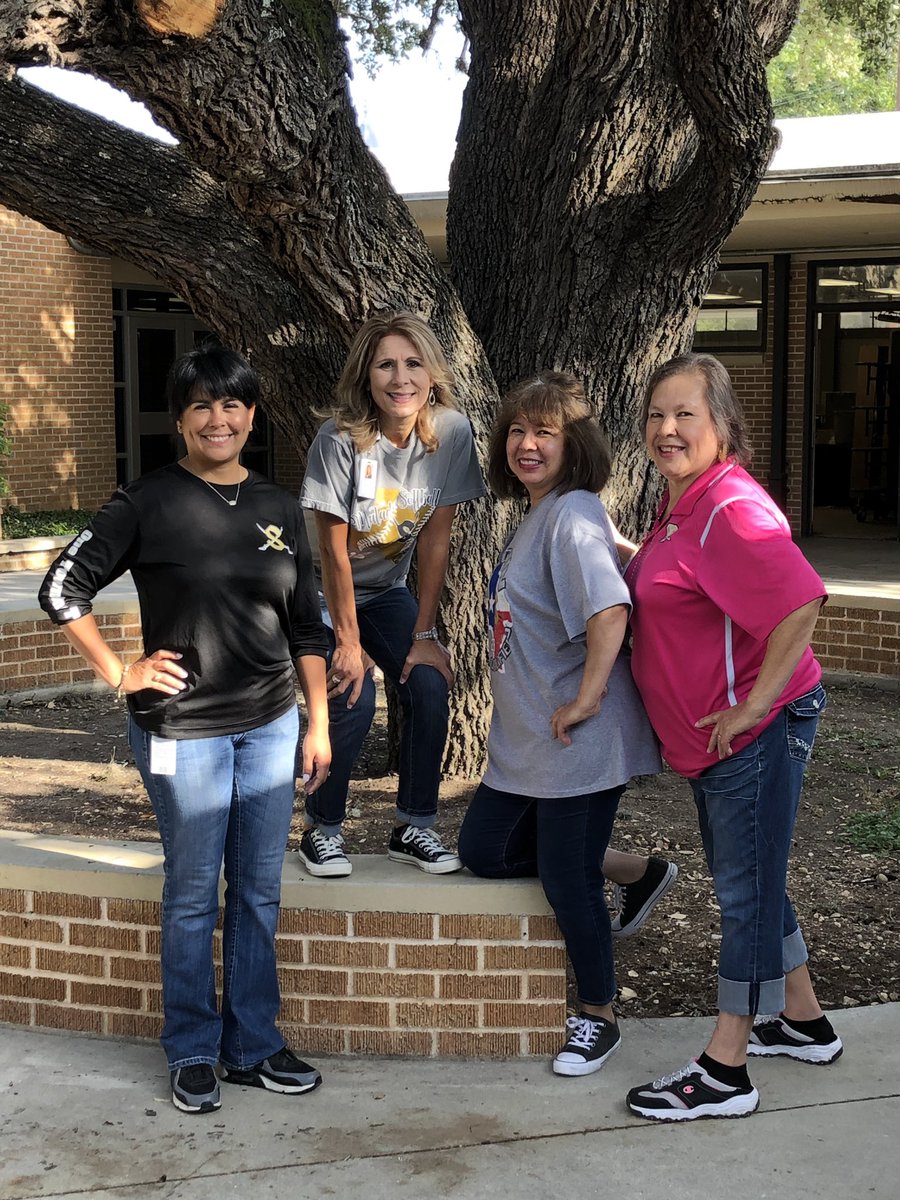 dotthecoach's tweet photo. SISD HR team helping the Saegert campus prepare for August 22nd!  This beautiful old school has come back to life ! #TeamSeguin https://t.co/UksALh3jbT