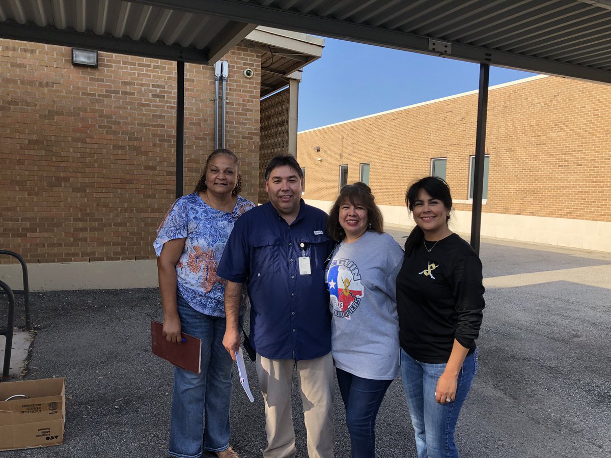 SISD HR team helping the Saegert campus prepare for August 22nd!  This beautiful old school has come back to life ! #TeamSeguin