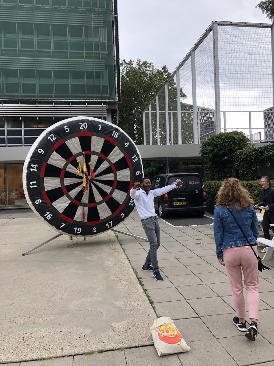 BasketUtrecht's tweet photo. Het was gisteren gezellig druk op de Uithof! De nieuwe studenten kwamen tijdens de Utrechtse Introductie Tijd langs voor een portje dart en er werden flink wat punten gescoord!🎯 https://t.co/vqe1FA1dK3