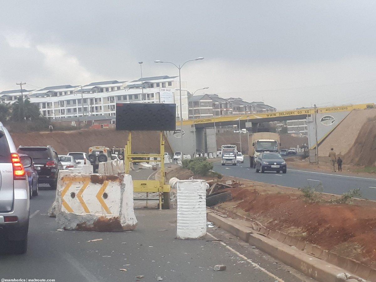 a3Route's tweet photo. 18:00 I'm the only one who has noted multiple accidents caused by these #HYoung barriers along southern bypass #kibera area??? @KeNHAKenya @PoliceKE https://t.co/FjBII0Twqy via @marsherics