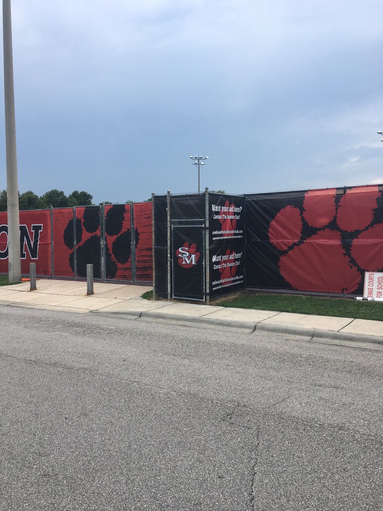 ProcalDecalGal's tweet photo. This tennis court windscreen is just what South Meck needed to welcome students back @SM_Sabres @sabresSAAC #Graphics #school #branding https://t.co/VKHyqA0pEf