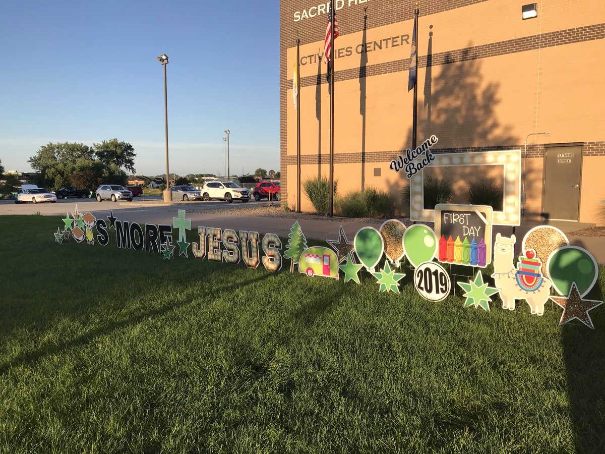 NorfolkCatholic's tweet photo. Back to School 2019! #ThisIsNC #smoreJesus #DiscoverTheLight! @SacredHeartNflk https://t.co/l87kimZOM0