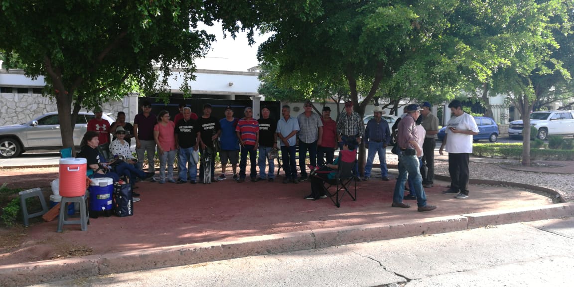 analourdes02r's tweet photo. Concesionarios del Transporte urbano se manifiestan frente a la casa de la señora Gobernadora @ClaudiaPavlovic  @juanczuniga @NTelevisa_com @LARSAVISIONTV @ https://t.co/R73ys6FqDd