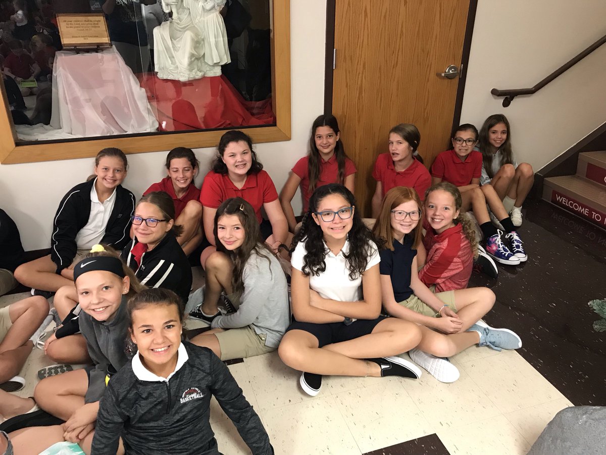 NorfolkCatholic's tweet photo. Back to School 2019! #ThisIsNC #smoreJesus #DiscoverTheLight! @SacredHeartNflk https://t.co/zPyWkYPT69