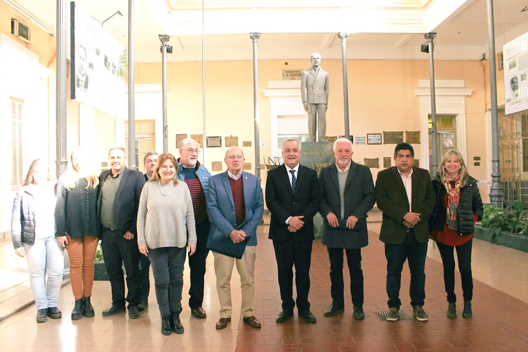 javier_noguera's tweet photo. Agradecemos al rector de la UNT José García y a los decanos y titulares de cátedra la buena recepción que tuvo hoy nuestra propuesta del tren elevado. Nos comprometimos a trabajar en conjunto para avanzar en los detalles técnicos. https://t.co/dqutWVBAwa