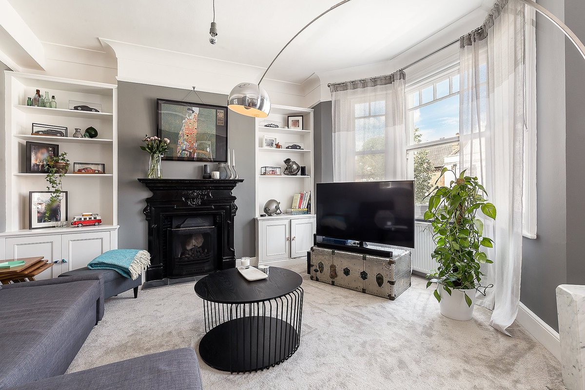 An impressive and well presented Victorian maisonette on Barmouth Road, which has been recently renovated. The property also offers a private tiered (west facing) rear garden. 
🛏 3 🛁 2 🛋 1

#johndwoodandco  @jdwwandsworth 

For more info see: socsi.in/SdxXa
