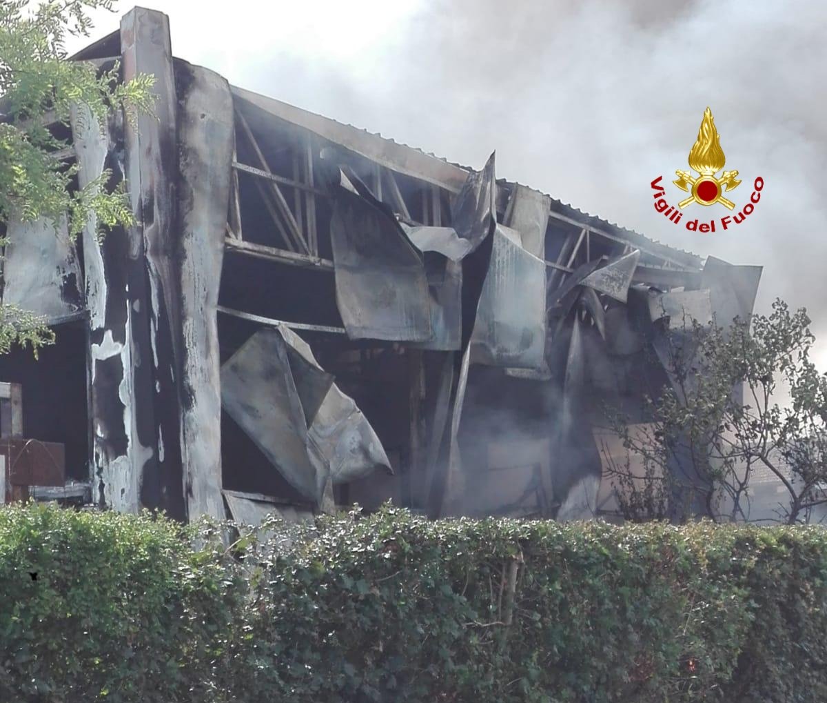 vvfveneto's tweet photo. #14agosto 14:30 #Ponso(PD), #incendio in un'officina di carpenteria metallica: nessuna persona ferita. #Vigilidelfuoco con 5 automezzi e 12 operatori  circoscrivono il rogo che ha interessato la totalità dell'attività. In corso le operazioni di spegnimento degli ultimi focolai https://t.co/2Xk8qyZXNA