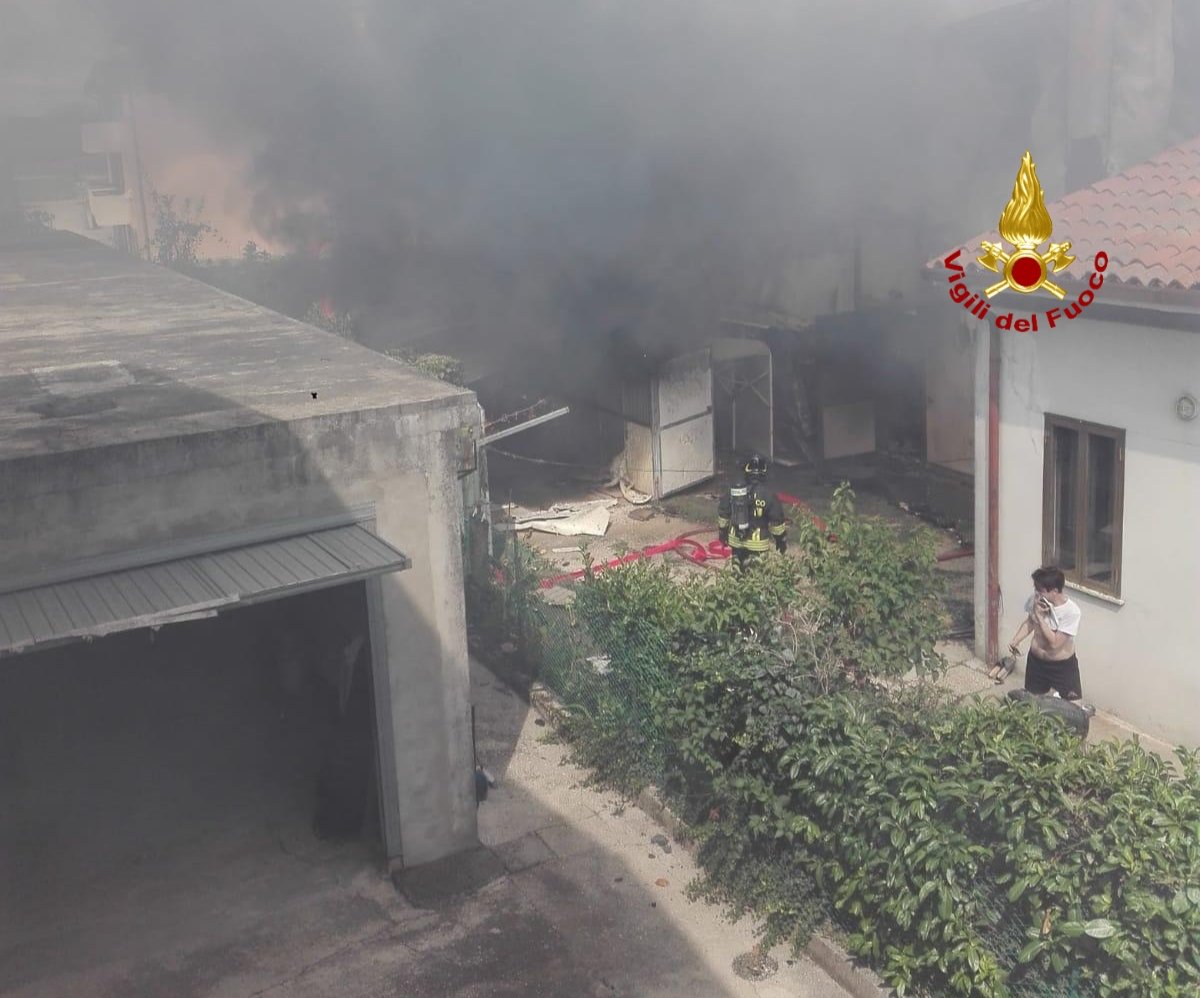 vvfveneto's tweet photo. #14agosto 14:30 #Ponso(PD), #incendio in un'officina di carpenteria metallica: nessuna persona ferita. #Vigilidelfuoco con 5 automezzi e 12 operatori  circoscrivono il rogo che ha interessato la totalità dell'attività. In corso le operazioni di spegnimento degli ultimi focolai https://t.co/2Xk8qyZXNA