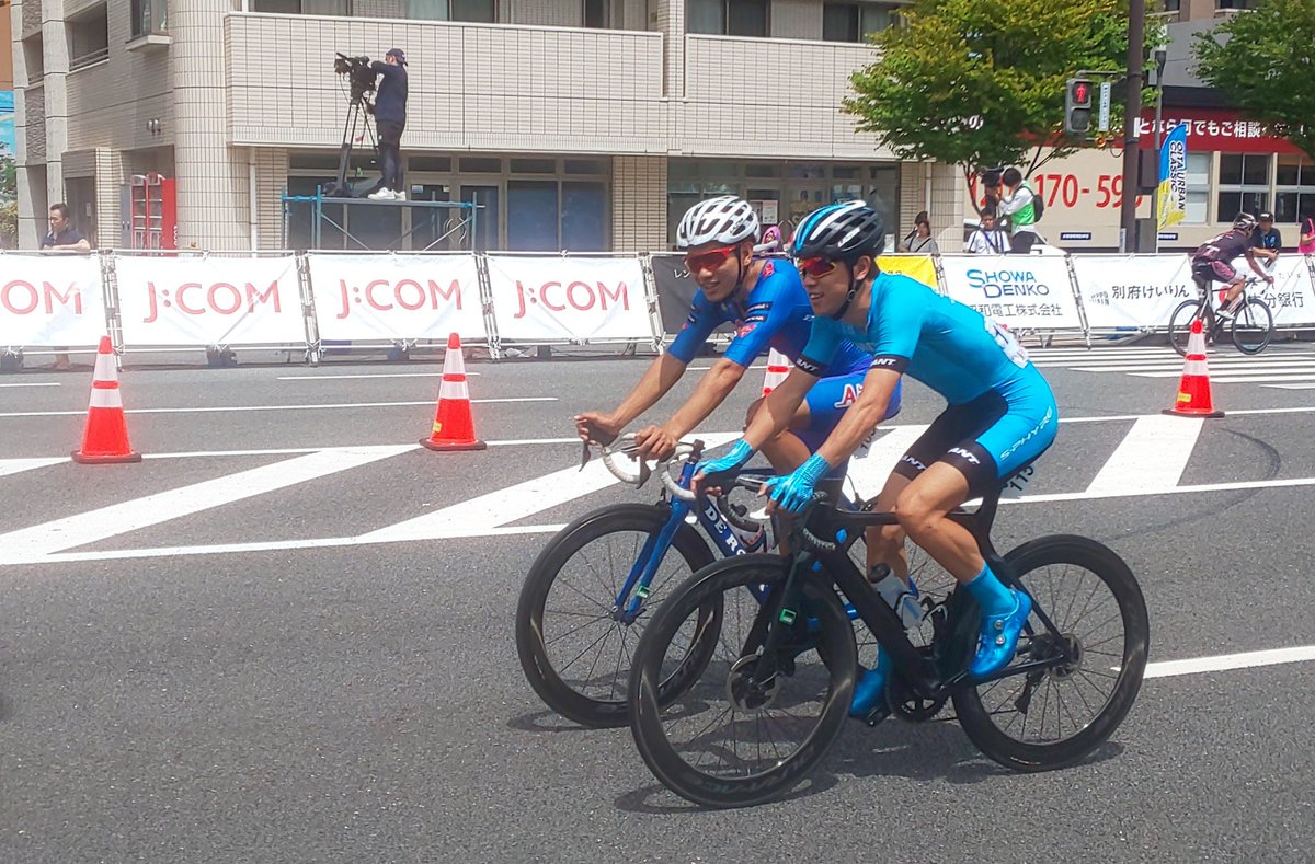 gy0or0o's tweet photo. #ocf2019 市民パレード中。シマノの中井選手と愛三の草場選手かな。
チーム関係なく一緒にいると、仲良しなのかなと微笑ましくなる。 https://t.co/h1USpiFB6R
