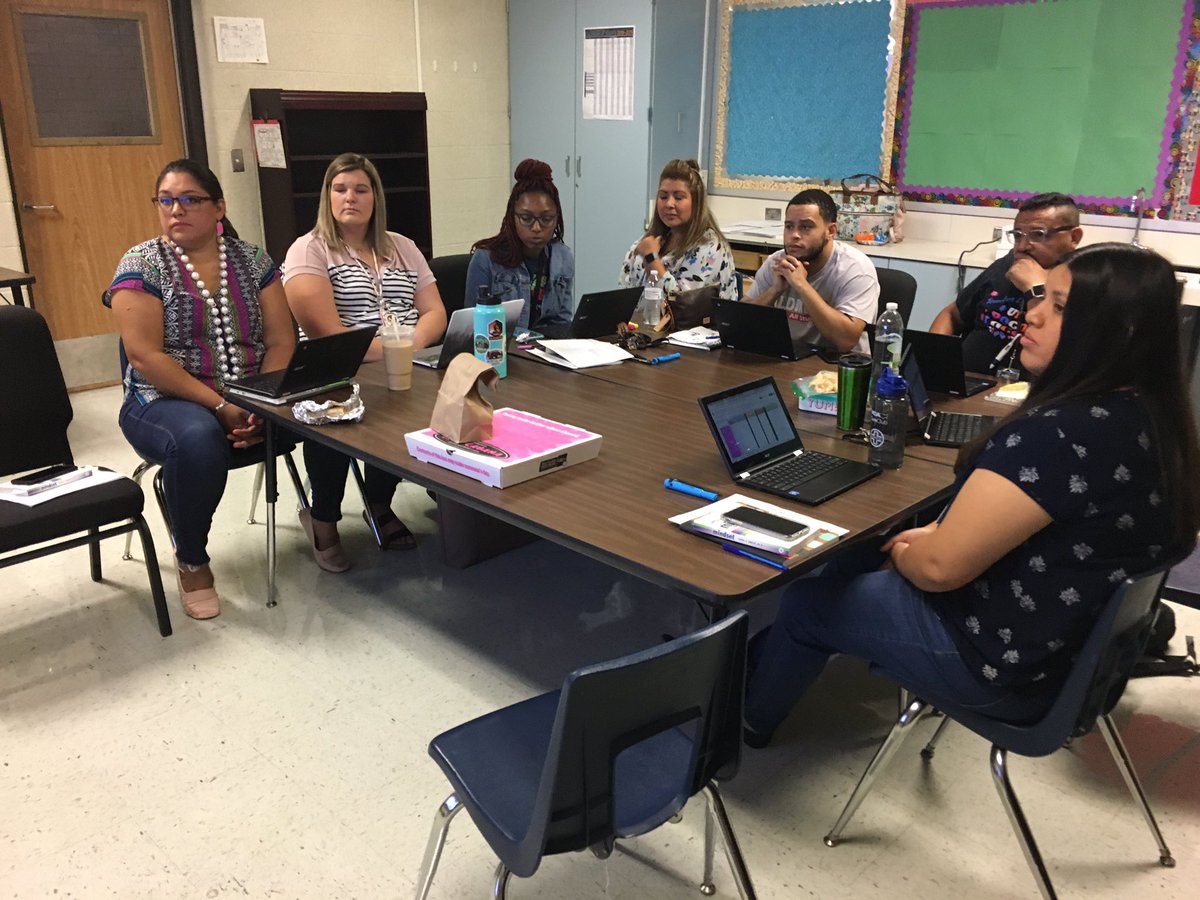 caguilera1010's tweet photo. Digital score card training! Getting to know our scholars and knowing where we can meet them from the get go! @StehlikStallion #WeareStehlik #StehLit https://t.co/N5DpCXMaoO