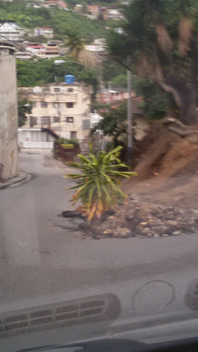 AngieDaSilvaL's tweet photo. @dmurolo buenos días, desde hace 3semanas sin agua en el sector el placer de San Pedro de los Altos x tubería rota, hidrocapital nada q repara la tubería https://t.co/WgZGzxsy2U