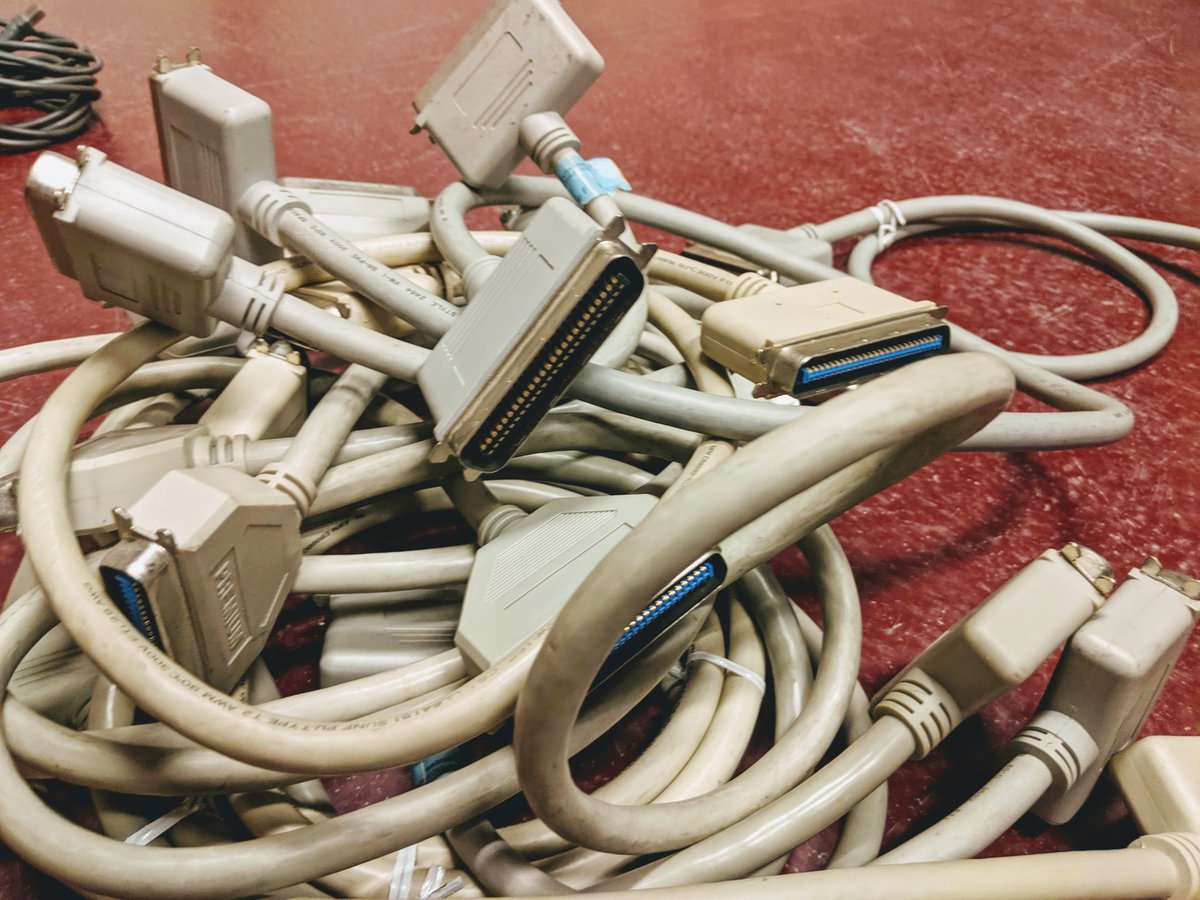 nvanderperren's tweet photo. snuisteren in SCSI-kabels en -connectoren voor #digitalrepaircafe @DigiPreserv https://t.co/xnEHdHZBfr