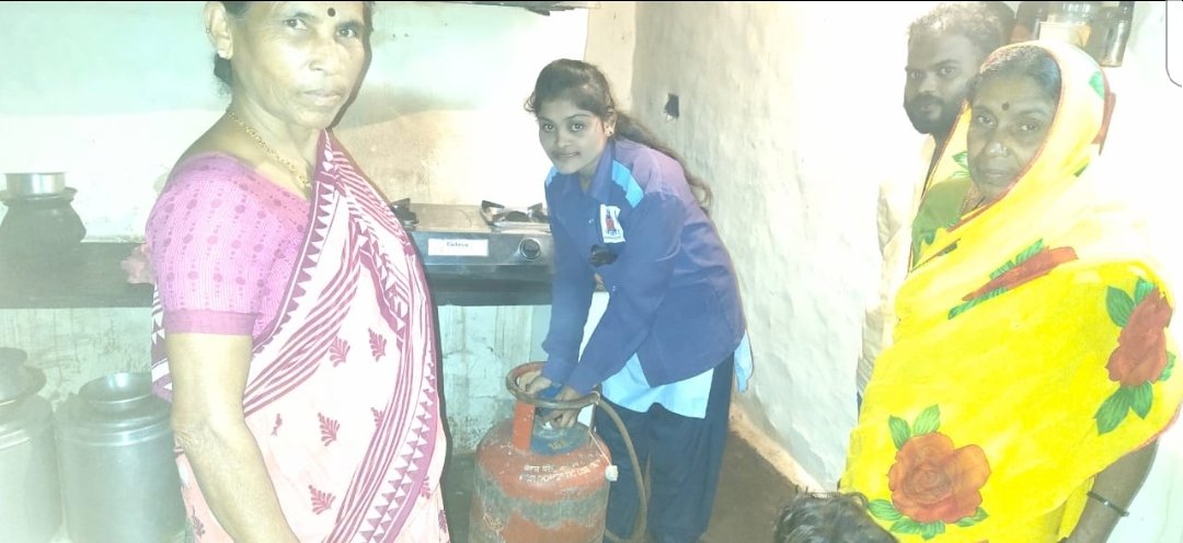 bipz11's tweet photo. Lady Mechanic at work under Hubli LPG RO, HPCL
#RakshaBandhan@HPCL
@HPCL @dpradhanbjp @rmisri1962 @Rg03Goel @AshutoshJindalS @jsm_MOPNG https://t.co/ZA2Q849jKO