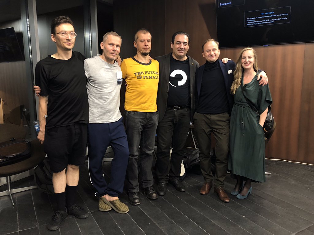 JussiPalmen's tweet photo. Mahtava @TeroSaarinenCo kävi esiintymässä Pietarissa. Kimppakuvassakin koreografiat kohdillaan. Ja oli muuten upea spektaakkeli #TeamFinland #OpenLook #dancedance https://t.co/SQIMOKHU5z