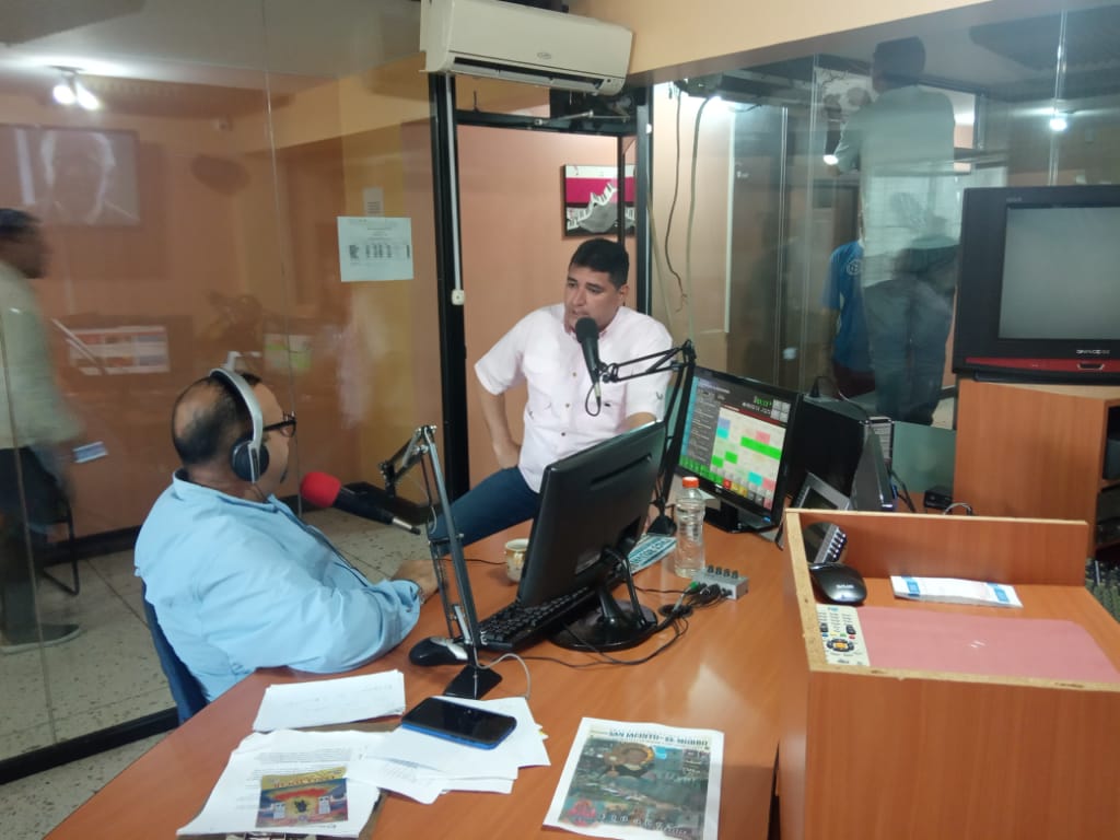 JEHYSONGUZMAN's tweet photo. Desde
@RUMBERISIMA919 91.9FM participamos en el programa del Periodista 
@wasimabdul, seguimos explicando al pueblo Merideño el impacto del bloqueo económico y el por que debemos firmar la carta #NoMoreTrump https://t.co/ZyTNy3S4qG