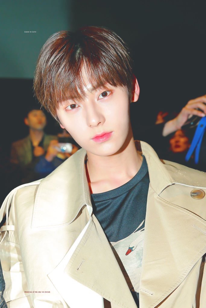 hjyeon0809's tweet photo. 황민현 얼굴 무슨일이야••• 
나는 무슨 청춘영화 한편 찍은 줄 알았어 https://t.co/c0nQdsOdix