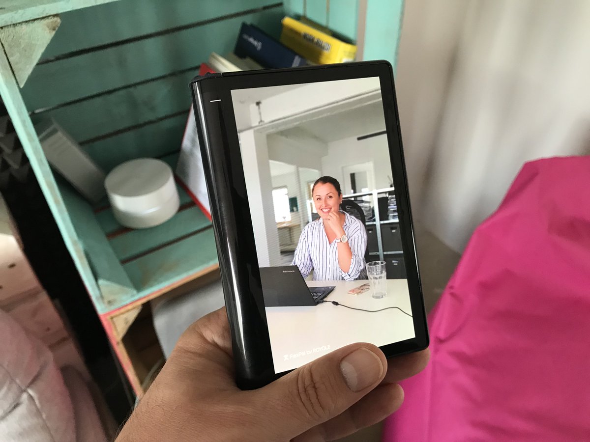 FUTURECANDY's tweet photo. Heute ist bei uns im HQ das erste kommerziell erhältliche Handy mit faltbarem Display angekommen.  Das FlexPai gibt es ab jetzt auch für Euch in unserer TECH FLAT zum selbst testen! https://t.co/lxVZefcPT4 #flexpai #foldablescreens #newtechnology #futurecandy #techflat https://t.co/4U5IQohunI